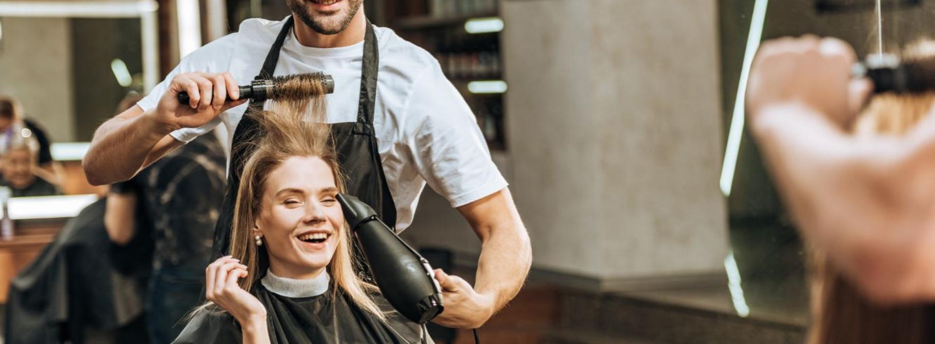 Polka u fryzjera - ile wydajemy na włosy i z jakich usług korzystamy najczęściej?